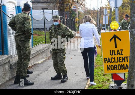Armée croate devant le parking de l'Institut de santé publique Andrija Stampar à Zagreb, Croatie, le 02. Novembre 2020. Photo: Josip Regovic/PIXSELL Banque D'Images