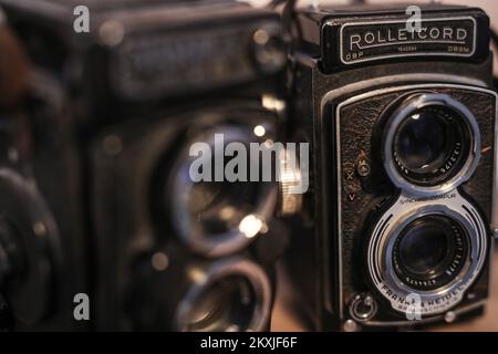 Caméras analogiques Yashica-Mat 124 G à partir de 1970 et modèle V à partir de 1955. Rolleicord est un appareil photo reflex à double objectif de taille moyenne fabriqué par Franke & Heidecke (Rollei) entre 1933 et 1976, le Yashica est le dernier appareil photo reflex à double objectif jamais produit. À Zagreb, Croatie, le 04. Novembre 2020. Photo: Igor Soban/PIXSELL Banque D'Images
