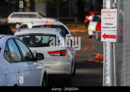 Les gens attendent en voiture pour les tests de détection du coronavirus au volant à la foire de Zagreb, à Zagreb, en Croatie, sur 06 novembre 2020. Il y a eu 2,890 nouveaux cas COVID-19 enregistrés en Croatie au cours des 24 dernières heures. 1,307 personnes sont toujours hospitalisées, 135 patients sous ventilation. Au cours des dernières 24 heures, 2,645 personnes se sont rétablies, tandis que 9,317 ont été testées. Photo: Jurica Galoic/PIXSELL Banque D'Images