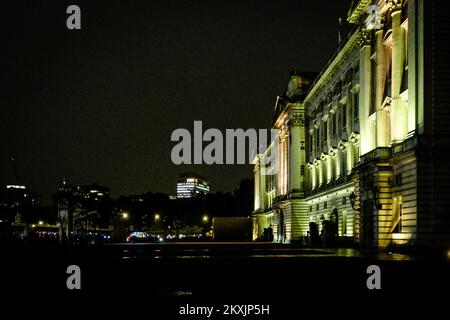 La reine dans son cercueil passe à travers l'arche centrale du palais photographié à la suite de la mort de sa Majesté la reine Elizebeth II au Palais de Buckingham et au Mémorial de la reine Victoria , Londres, le mardi 13 septembre 2022 . Photo de Julie Edwards. Banque D'Images