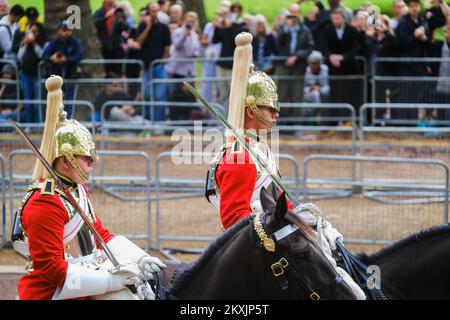 Atmosphère et gardes avant la procession cérémonielle pour transporter le cercueil de sa Majesté la Reine Elizabeth II de Buckingham Palace au Palais de Westminster photographié au Mall , Londres le mercredi 14 septembre 2022 . Photo de Julie Edwards. Banque D'Images