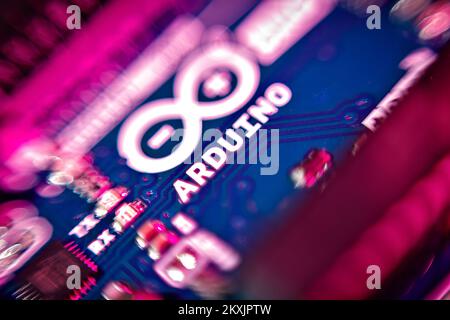 Photo prise sur 23 novembre 2020 montre Arduino Uno, une carte de microcontrôleur open-source basée sur le microcontrôleur Microchip ATmega328P et développée par Arduino.cc, à Zagreb, en Croatie. Il dispose de 14 broches d'entrée/sortie numériques (dont 6 peuvent être utilisées comme sorties PWM), 6 entrées analogiques, un résonateur céramique 16 MHz (CSTCE16M0V53-R0), une connexion USB, une prise d'alimentation, une embase ICSP et un bouton de réinitialisation. Arduino est une plate-forme électronique open-source basée sur du matériel et des logiciels faciles à utiliser. Les cartes Arduino sont capables de lire les entrées - la lumière sur un capteur, un doigt sur un bouton ou un message Twitter - et de tourner Banque D'Images