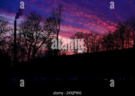 Photo prise sur 23 novembre 2020. Coucher de soleil à Zagreb, Croatie. Photo: Sanjin Strukic/PIXSELL Banque D'Images