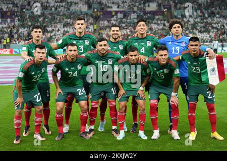 Lusail, Qatar. 30th novembre 2022. Les joueurs de départ du Mexique s'alignent avant le match du Groupe C entre l'Arabie saoudite et le Mexique lors de la coupe du monde de la FIFA 2022 au stade Lusail à Lusail, Qatar, le 30 novembre 2022. Credit: Meng Dingbo/Xinhua/Alay Live News Banque D'Images