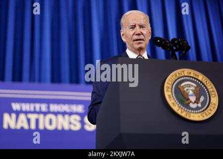 Washington, DC, États-Unis. 30th novembre 2022. Le président des États-Unis, Joe Biden, s'exprime lors du Sommet des nations tribales de la Maison Blanche au ministère de l'intérieur à Washington, DC, États-Unis, le mercredi 30 novembre, 2022. La première en personne de l'administration Biden permet aux fonctionnaires fédéraux et aux chefs tribaux de s'engager sur des façons d'investir dans les collectivités autochtones et des renforcer, selon la Maison Blanche. Credit: Ting Shen/Pool via CNP/dpa/Alay Live News Banque D'Images