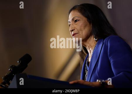 Washington, DC, États-Unis. 30th novembre 2022. Deb Haaland, Secrétaire de l'intérieur des États-Unis, s'exprime lors du Sommet des nations tribales de la Maison Blanche au ministère de l'intérieur à Washington, DC, États-Unis, le mercredi 30 novembre, 2022. Le premier Sommet des nations tribales en personne de l'administration Biden permet aux fonctionnaires fédéraux et aux chefs tribaux de s'engager sur des façons d'investir dans les collectivités autochtones et des renforcer, selon la Maison Blanche. Credit: Ting Shen/Pool via CNP/dpa/Alay Live News Banque D'Images