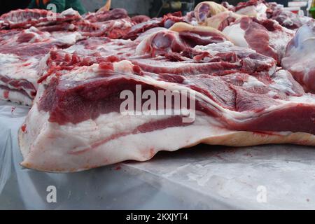 La viande de porc fraîche est photographiée lors de l'abattage traditionnel de porcs slavoniens dans le village de Jaruge, en Croatie, sur 5 décembre 2020. Photo: Ivica Galovic/PIXSELL Banque D'Images