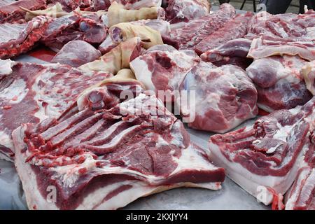 La viande de porc fraîche est photographiée lors de l'abattage traditionnel de porcs slavoniens dans le village de Jaruge, en Croatie, sur 5 décembre 2020. Photo: Ivica Galovic/PIXSELL Banque D'Images