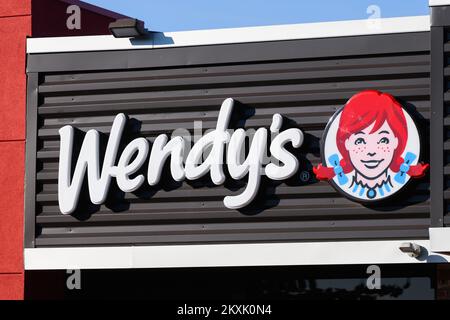 Tukwila, WA, États-Unis - 23 février 2022; porte-nom et logo au restaurant de restauration rapide Wendy's. Banque D'Images