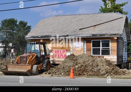 Ouragan/tempête tropicale - Johnson City, N. Y. , 14 septembre 2011 Un panneau qui a dit «AIDE FEMA» affiché sur un bâtiment d'affaires local. Les maisons et les entreprises sont habitables après que des restes de la tempête tropicale Lee ont inondé la région. La FEMA joue un rôle essentiel en soutenant les gouvernements de l'État, des tribus et des collectivités locales dans leur réaction aux impacts des restes de la tempête tropicale Lee. New York vestiges de la tempête tropicale Lee. Photographies relatives aux programmes, aux activités et aux fonctionnaires de gestion des catastrophes et des situations d'urgence Banque D'Images