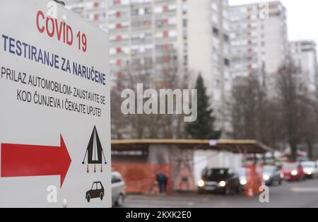 Les travailleurs de la santé des salles de protection sont vus tester les personnes pour le coronavirus. Les citoyens sont soumis à des tests de dépistage du coronavirus dans une clinique de service au volant de Siget. Au cours des dernières 24 heures, 4 135 nouveaux cas ont été enregistrés, le nombre de cas actifs en Croatie aujourd'hui est de 25 270. Parmi eux, 2 792 patients sont à l'hôpital, dont 295 sont sous respirateurs. Au cours des dernières 24 heures, 3 793 personnes se sont rétablies et 11 114 ont été testées. La Croatie a le plus grand nombre de cas pour 100 000 000 habitants parmi les pays européens, à Zagreb, en Croatie, en 12 décembre 2020. Photo: Zeljko Lukunic/PIXSELL Banque D'Images