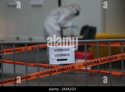 Les travailleurs de la santé des salles de protection sont vus tester les personnes pour le coronavirus. Les citoyens sont soumis à des tests de dépistage du coronavirus dans une clinique de service au volant de Siget. Au cours des dernières 24 heures, 4 135 nouveaux cas ont été enregistrés, le nombre de cas actifs en Croatie aujourd'hui est de 25 270. Parmi eux, 2 792 patients sont à l'hôpital, dont 295 sont sous respirateurs. Au cours des dernières 24 heures, 3 793 personnes se sont rétablies et 11 114 ont été testées. La Croatie a le plus grand nombre de cas pour 100 000 000 habitants parmi les pays européens, à Zagreb, en Croatie, en 12 décembre 2020. Photo: Zeljko Lukunic/PIXSELL Banque D'Images