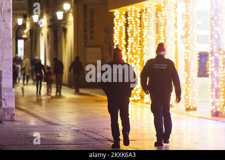 Des gardes de Covid ont vu patrouiller les rues de Zadar, en Croatie, sur 24 décembre 2020. Photo: Marko Dimic/PIXSELL Banque D'Images