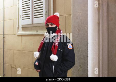 Des gardes de Covid ont vu patrouiller les rues de Zadar, en Croatie, sur 24 décembre 2020. Photo: Marko Dimic/PIXSELL Banque D'Images