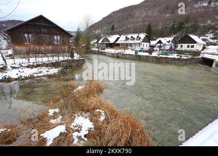 Une photo prise sur 28 décembre 2020 montre le village de Korana dans le canyon de la rivière Korana près du parc national des lacs de Plitvice en Croatie. Le village est caractérisé par de nombreuses cascades et moulins photo: Kristina Stedul Fabac/PIXSELL Banque D'Images