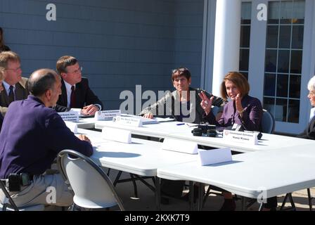 Tempête côtière inondation ouragan/tempête tropicale tempête violente tempête - East Haven, Connecticut , 16 septembre 2011 Nancy Pelosi, la représentante de Californie et leader de la Chambre des représentants minoritaire qui est venue à New Haven pour voir de première main les dégâts causés par la tempête tropicale Irene, explique au FCO Stephen de Blasio ses sentiments sur ce qu'elle avait vu et entendu. Après la longue réunion avec les autorités locales et de l'État, et la Représentante Rosa DeLauro (à droite de Pelosi), dont le district comprend East Haven, le groupe a visité la zone endommagée, avec Pelosi discutant avec les résidents. Ouragan Irene dans le Connecticut. Photos Rel Banque D'Images