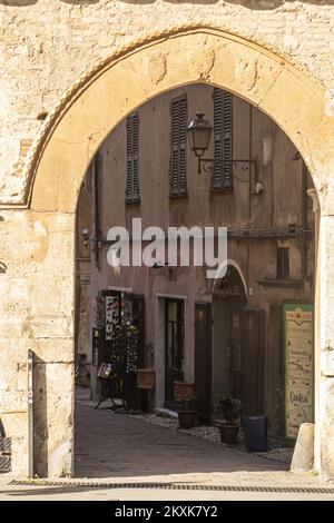 Finalborgo, Italie - 04-07-2021: Rues caractéristiques dans le centre historique de FInalborgo Banque D'Images