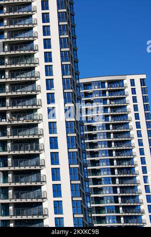 Biélorussie, Minsk - 20 octobre 2022 : maison moderne dans le monde de Minsk, au soleil Banque D'Images