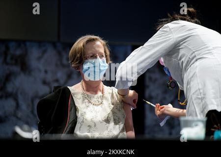 Le directeur de la clinique des maladies infectieuses 'Dr. Fran Mihaljevic' de Zagreb, le Professeur Alemka Markotic reçoit une dose de vaccin COVID-19 à la Bibliothèque nationale et universitaire de Zagreb, en Croatie, le 5 janvier 2021. Photo: Sandra Simunovic/PIXSELL Banque D'Images