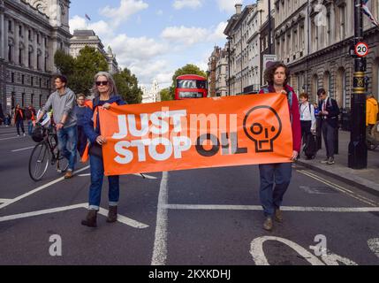 Londres, Royaume-Uni. 7th octobre 2022. Les activistes Just Stop Oil traversent Westminster, tandis que le groupe d'action pour le climat poursuit ses manifestations quotidiennes exigeant que le gouvernement britannique cesse d'émettre de nouvelles licences de pétrole et de gaz. Banque D'Images