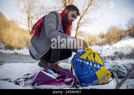 Un migrant du Pakistan Hagiaz Abdulrehman se nettoie dans un ruisseau au camp de migration de Lipa, près de Bihac, en Bosnie-Herzégovine, sur 15 janvier 2021. L'eau dans les réservoirs a gelé ce matin parce que la température à 9 heures était de -14 degrés Celsius. Camp Lipa sera entièrement fonctionnel dans 3 mois. Photo: Armin Durgut/PIXSELL Banque D'Images