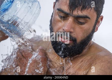 Un migrant du Pakistan Hagiaz Abdulrehman se nettoie dans un ruisseau au camp de migration de Lipa, près de Bihac, en Bosnie-Herzégovine, sur 15 janvier 2021. L'eau dans les réservoirs a gelé ce matin parce que la température à 9 heures était de -14 degrés Celsius. Camp Lipa sera entièrement fonctionnel dans 3 mois. Photo: Armin Durgut/PIXSELL Banque D'Images