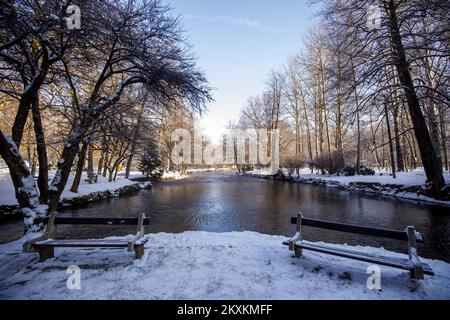 Belle nature à la source de la rivière Bosna dans une atmosphère enneigée. À Sarajevo, Bosnie-Herzégovine, sur 20 janvier 2021. Photo: Armin Durgut/PIXSELL Banque D'Images