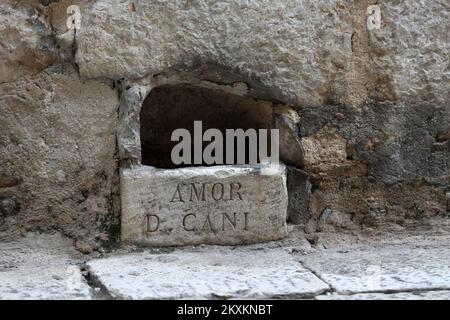 Photo prise le 22 janvier 2021 montre l'arrosage trou, pierre faite bol dans la façade mur dans la vieille ville rue Sibenik, avec le signe latin AMOR D CANI. Le trou est fait pour fournir de l'eau potable pour les chiens (et les chats) et est régulièrement rempli d'eau. Bol en pierre ont été créés au 16th siècle photo: Dusko Jaramaz/PIXSELL Banque D'Images