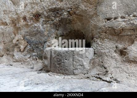 Photo prise le 22 janvier 2021 montre l'arrosage trou, pierre faite bol dans la façade mur dans la vieille ville rue Sibenik, avec le signe latin AMOR D CANI. Le trou est fait pour fournir de l'eau potable pour les chiens (et les chats) et est régulièrement rempli d'eau. Bol en pierre ont été créés au 16th siècle photo: Dusko Jaramaz/PIXSELL Banque D'Images