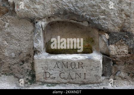 Photo prise le 22 janvier 2021 montre l'arrosage trou, pierre faite bol dans la façade mur dans la vieille ville rue Sibenik, avec le signe latin AMOR D CANI. Le trou est fait pour fournir de l'eau potable pour les chiens (et les chats) et est régulièrement rempli d'eau. Bol en pierre ont été créés au 16th siècle photo: Dusko Jaramaz/PIXSELL Banque D'Images