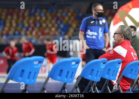 LE CAIRE, EGYPTE - JANVIER 25: Entraîneur en chef de Croatie Lino Cervar avant le match du Groupe II de Championnat du monde des hommes de l'IHF 27th entre le Danemark et la Croatie au Caire Stadium Sports Hall au Caire, Egypte sur 25 janvier 2021. Photo: Slavko Midzor/PIXSELL Banque D'Images