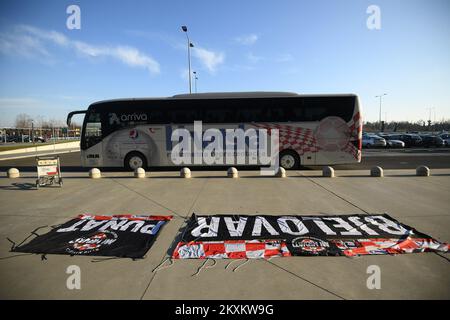 Photo prise sur 26 janvier 2021 montre un bus attendant les joueurs croates à l'aéroport Franjo Tudjman de Zagreb, Croatie. L'équipe nationale croate de handball est retournée à Zagreb après que la Croatie ait été éliminée lors de la partie principale du Championnat mondial de handball masculin de 2021 en Égypte. Photo: Marko Lukunic/PIXSELL Banque D'Images