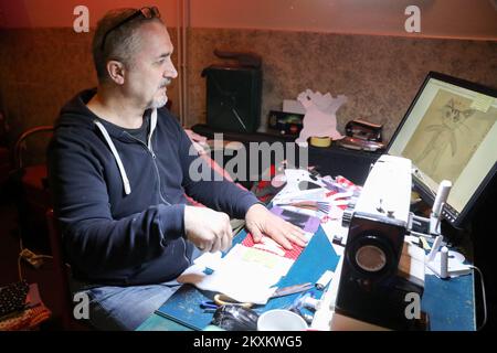 Dalibor Pupavac fabrique des poupées en peluche qu'il crée selon les dessins d'enfants à Zapresic, Croatie sur 14 janvier 2020. Photo: Borna Filic/PIXSELL Banque D'Images