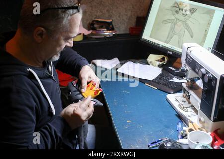 Dalibor Pupavac fabrique des poupées en peluche qu'il crée selon les dessins d'enfants à Zapresic, Croatie sur 14 janvier 2020. Photo: Borna Filic/PIXSELL Banque D'Images