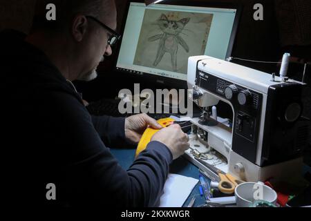 Dalibor Pupavac fabrique des poupées en peluche qu'il crée selon les dessins d'enfants à Zapresic, Croatie sur 14 janvier 2020. Photo: Borna Filic/PIXSELL Banque D'Images