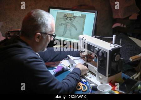 Dalibor Pupavac fabrique des poupées en peluche qu'il crée selon les dessins d'enfants à Zapresic, Croatie sur 14 janvier 2020. Photo: Borna Filic/PIXSELL Banque D'Images