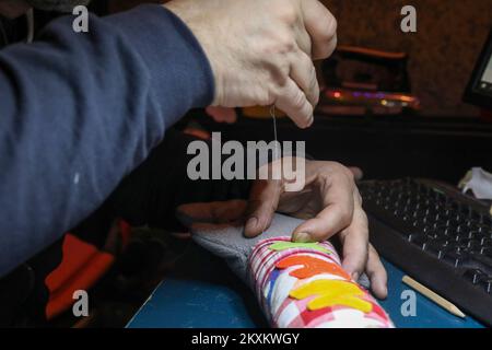 Dalibor Pupavac fabrique des poupées en peluche qu'il crée selon les dessins d'enfants à Zapresic, Croatie sur 14 janvier 2020. Photo: Borna Filic/PIXSELL Banque D'Images