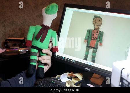 Dalibor Pupavac fabrique des poupées en peluche qu'il crée selon les dessins d'enfants à Zapresic, Croatie sur 14 janvier 2020. Photo: Borna Filic/PIXSELL Banque D'Images