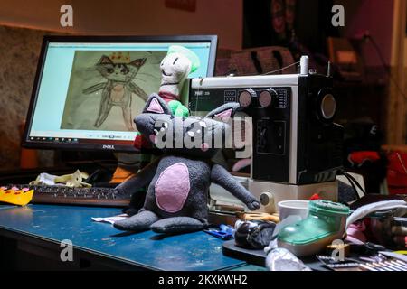 Dalibor Pupavac fabrique des poupées en peluche qu'il crée selon les dessins d'enfants à Zapresic, Croatie sur 14 janvier 2020. Photo: Borna Filic/PIXSELL Banque D'Images