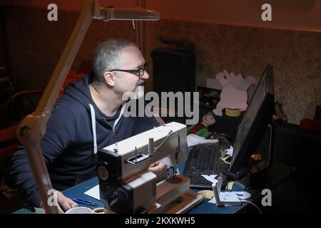 Dalibor Pupavac fabrique des poupées en peluche qu'il crée selon les dessins d'enfants à Zapresic, Croatie sur 14 janvier 2020. Photo: Borna Filic/PIXSELL Banque D'Images