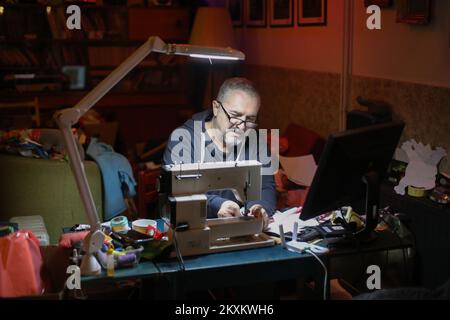 Dalibor Pupavac fabrique des poupées en peluche qu'il crée selon les dessins d'enfants à Zapresic, Croatie sur 14 janvier 2020. Photo: Borna Filic/PIXSELL Banque D'Images