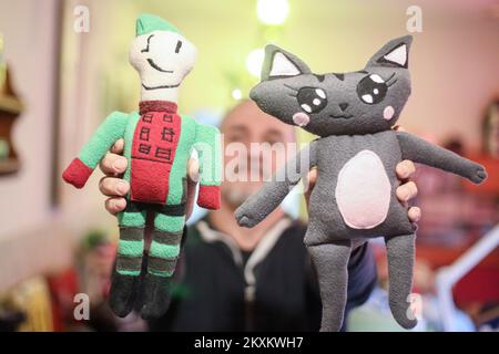 Dalibor Pupavac fabrique des poupées en peluche qu'il crée selon les dessins d'enfants à Zapresic, Croatie sur 14 janvier 2020. Photo: Borna Filic/PIXSELL Banque D'Images