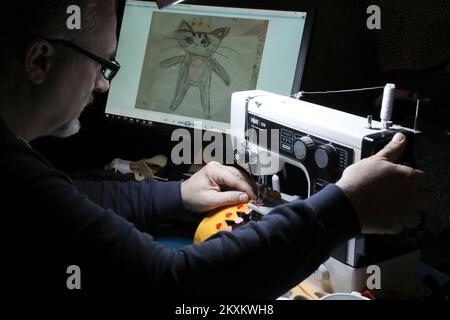 Dalibor Pupavac fabrique des poupées en peluche qu'il crée selon les dessins d'enfants à Zapresic, Croatie sur 14 janvier 2020. Photo: Borna Filic/PIXSELL Banque D'Images