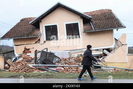 Photo prise le 29 janvier 2021 montre une maison dévastée dans le village de Prekopa, Croatie.un mois s'est écoulé depuis qu'un tremblement de terre mortel de magnitude 6,4 a frappé le comté de Sisak-Moslavina, tuant sept personnes et causant de graves dommages à la ville de Petrinja et aux villages environnants, au sud-est de la capitale Zagreb. Photo: Marko Prpic/PIXSELL Banque D'Images