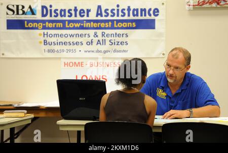 Ouragan/tempête tropicale - Bridgeport, Connecticut , Dan Danforth, représentant du service à la clientèle de l'administration des petites entreprises de 26 septembre 2011, s'adresse à un résident local du Centre de reprise après sinistre créé pour aider les résidents touchés par la tempête tropicale Irene. Certains des centres de l'État sont passés aux centres d'information sur les prêts en cas de catastrophe, où des renseignements sur l'aide fédérale peuvent encore être obtenus, ainsi que des programmes disponibles auprès de la Small Business Association. Bridgeport, CT, 26 septembre 2011--Représentant du service à la clientèle de l'administration des petites entreprises, Dan Danfort Banque D'Images