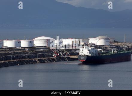 Les pétroliers sont photographiés lorsqu'ils arrivent au terminal de la JANAF sur l'île de Krk, en Croatie, sur 08 février 2021. Jadranski naftovod (JANAF) est une compagnie de transport de pétrole brut en Croatie. Il exploite le système de transport de pétrole JANAF, qui fait partie du pipeline d'Adria. Photo: Goran Kovacic/PIXSELL Banque D'Images