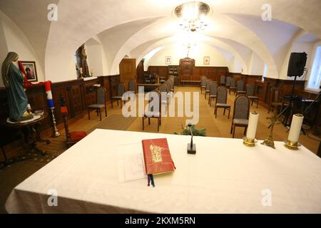 Des masses se tiennent dans la salle à manger du monastère franciscain, à Karlovac, en Croatie, sur 12 février 2021. En raison des dommages causés par le tremblement de terre l'église de la Sainte Trinité est temporairement fermée et aucune messe ne peut être célébrée jusqu'à ce que les dommages soient réparés. Photo: Kristina Stedul Fabac/PIXSELL Banque D'Images
