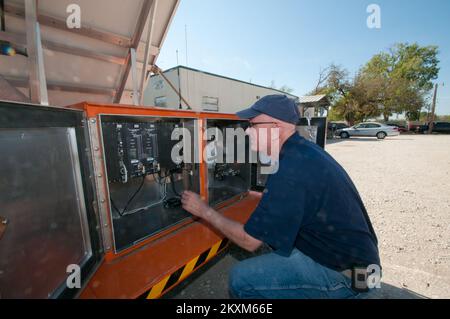 011092811 la FEMA utilise des émetteurs radio pour alerter les résidents ruraux. Feux de forêt du Texas. Photographies relatives aux programmes, aux activités et aux fonctionnaires de gestion des catastrophes et des situations d'urgence Banque D'Images