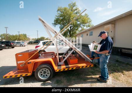 011092811 la FEMA utilise des émetteurs radio pour alerter les résidents ruraux. Feux de forêt du Texas. Photographies relatives aux programmes, aux activités et aux fonctionnaires de gestion des catastrophes et des situations d'urgence Banque D'Images