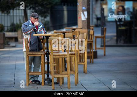 Les citoyens peuvent boire du café sur les terrasses réouvertes des cafés de Zagreb, en Croatie, sur 1 mars 2021. Après trois mois en Croatie, les terrasses de cafés et de restaurants sont ouvertes aujourd'hui, qui pourront travailler de 6 à 22 heures sans jouer de musique. Photo: Zeljko Hladika/PIXSELL Banque D'Images